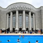 Des-visiteurs-se-baignent-dans-la-piscine-dite-Volksbad-installee-devant-le-theatre-Volksbuehne-sur-la-place-Rosa-Luxemburg-Platz-a-Berlin-le-7-aout-2026-jour-de-son-inauguration-2332367